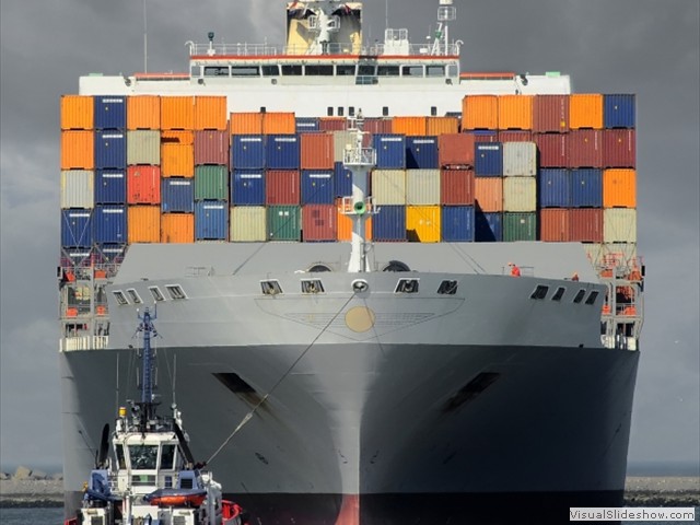 tug_container_ship